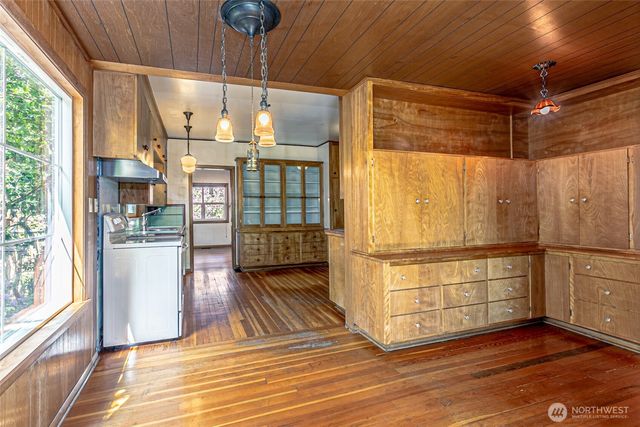 203 Orchard Avenue N, Eatonville, WA 98328