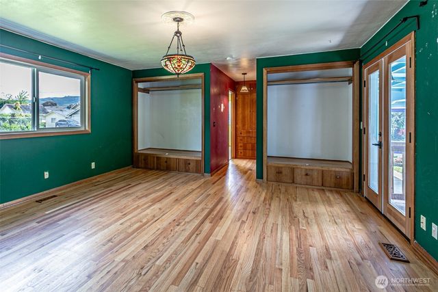 203 Orchard Avenue N, Eatonville, WA 98328
