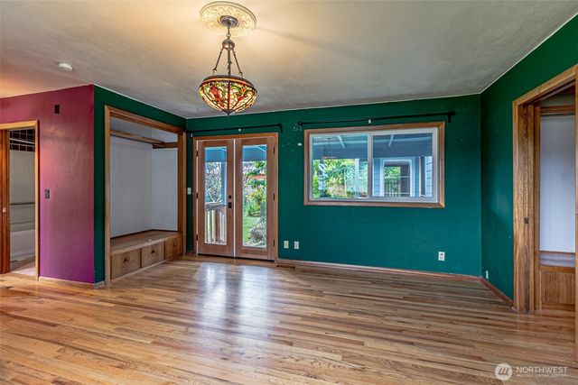 203 Orchard Avenue N, Eatonville, WA 98328