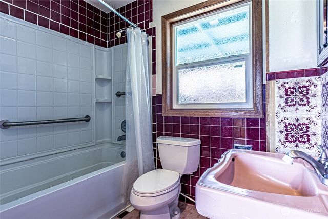 203 Orchard Avenue N, Eatonville, WA 98328