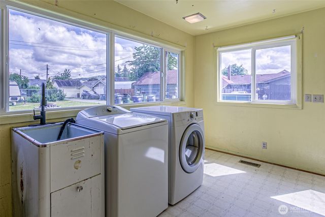 203 Orchard Avenue N, Eatonville, WA 98328