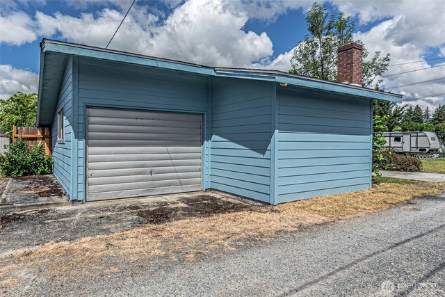 203 Orchard Avenue N, Eatonville, WA 98328