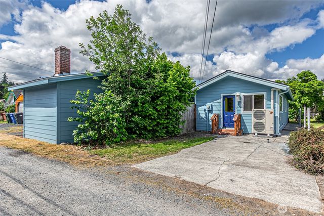 203 Orchard Avenue N, Eatonville, WA 98328