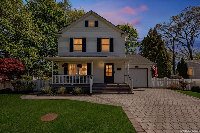 9 Collins Avenue, Kings Park, NY 11754