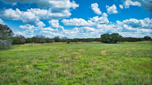 555 Summer Hill LN, Johnson City, TX 78636