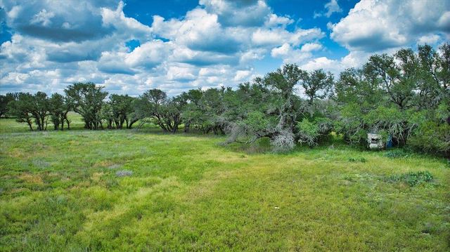 555 Summer Hill LN, Johnson City, TX 78636