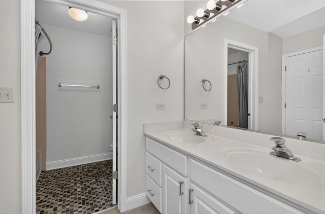 207 Tanglewood Drive, Glen Ellyn, IL 60137