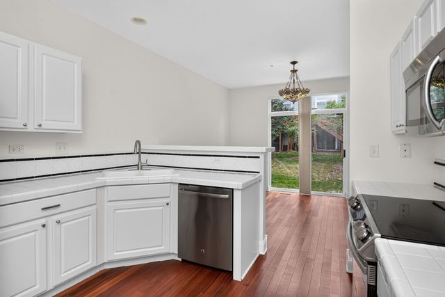 207 Tanglewood Drive, Glen Ellyn, IL 60137