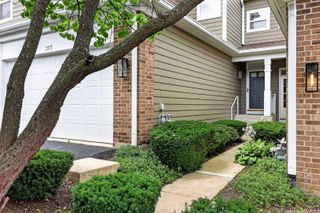 207 Tanglewood Drive, Glen Ellyn, IL 60137