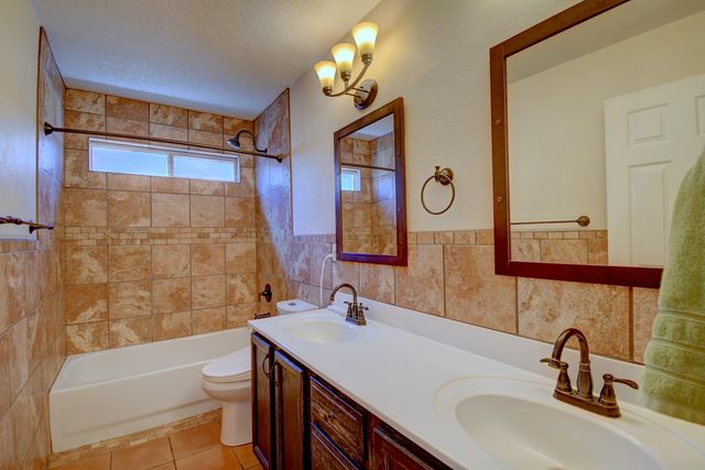 9615 Tristani Road SW, Albuquerque, NM 87121