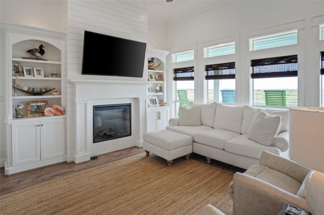 1180 Lagoon Drive, Crystal Beach, TX 77650
