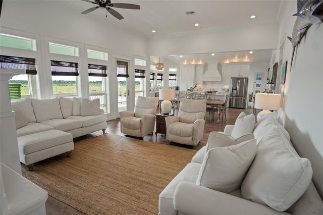 1180 Lagoon Drive, Crystal Beach, TX 77650