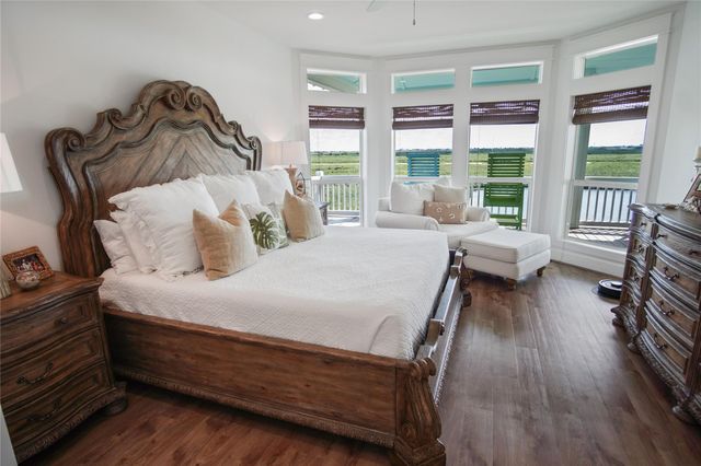 1180 Lagoon Drive, Crystal Beach, TX 77650