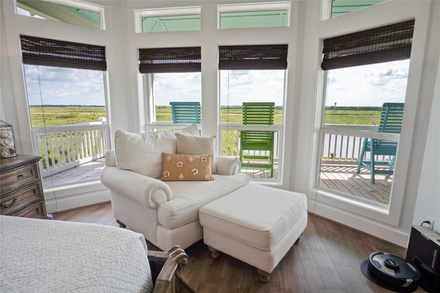 1180 Lagoon Drive, Crystal Beach, TX 77650