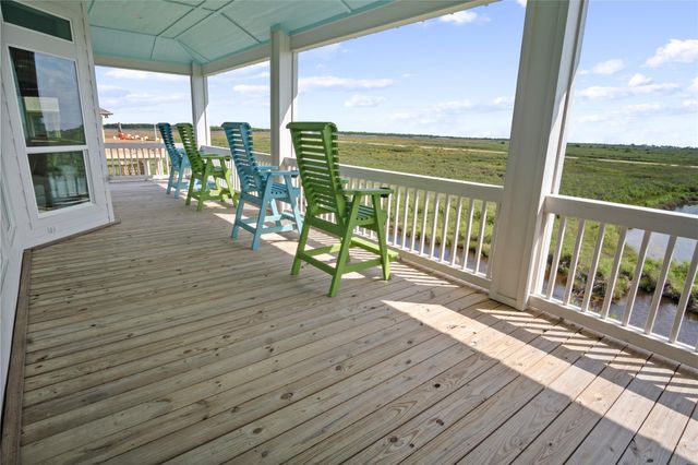 1180 Lagoon Drive, Crystal Beach, TX 77650