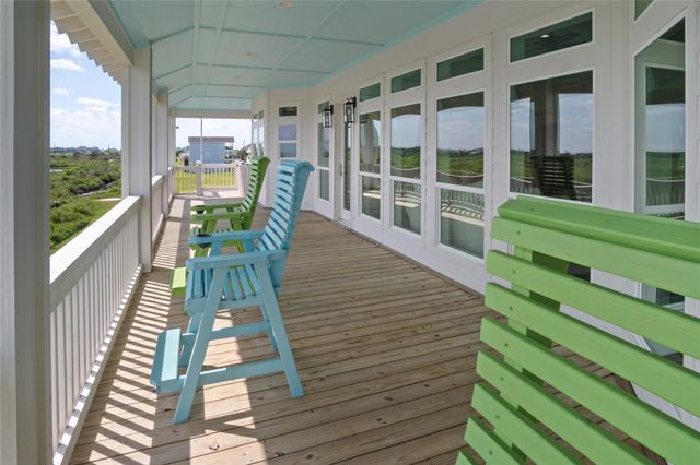 1180 Lagoon Drive, Crystal Beach, TX 77650