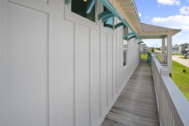 1180 Lagoon Drive, Crystal Beach, TX 77650