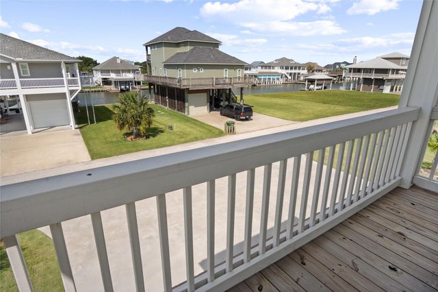 1180 Lagoon Drive, Crystal Beach, TX 77650