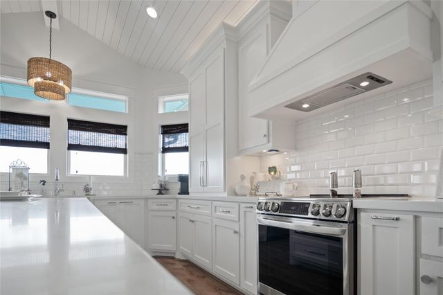 1180 Lagoon Drive, Crystal Beach, TX 77650
