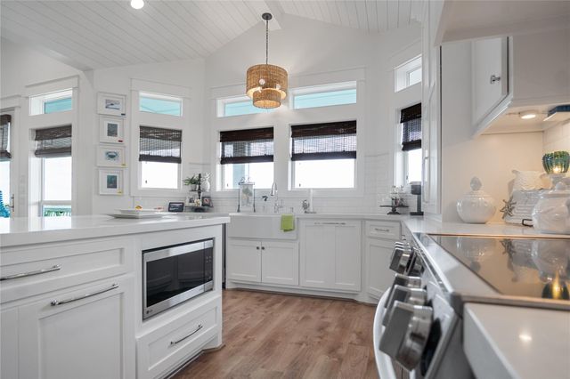 1180 Lagoon Drive, Crystal Beach, TX 77650