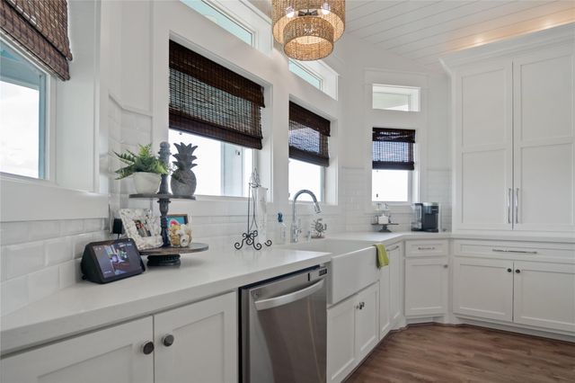 1180 Lagoon Drive, Crystal Beach, TX 77650
