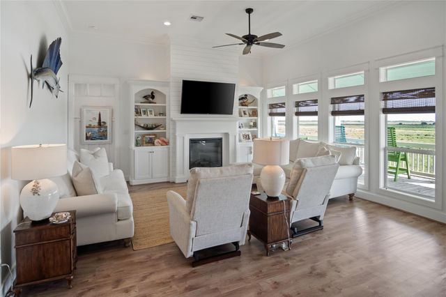 1180 Lagoon Drive, Crystal Beach, TX 77650