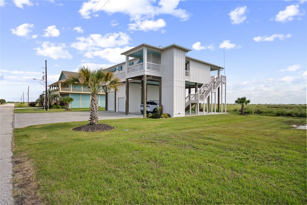 1180 Lagoon Drive, Crystal Beach, TX 77650