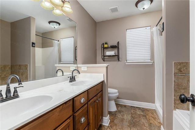 22241 W Sycamore Street, Tonganoxie, KS 66086