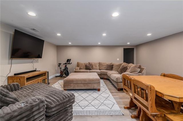 22241 W Sycamore Street, Tonganoxie, KS 66086