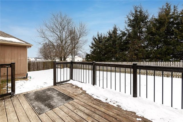 22241 W Sycamore Street, Tonganoxie, KS 66086