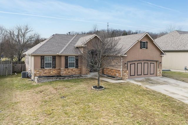 22241 W Sycamore Street, Tonganoxie, KS 66086