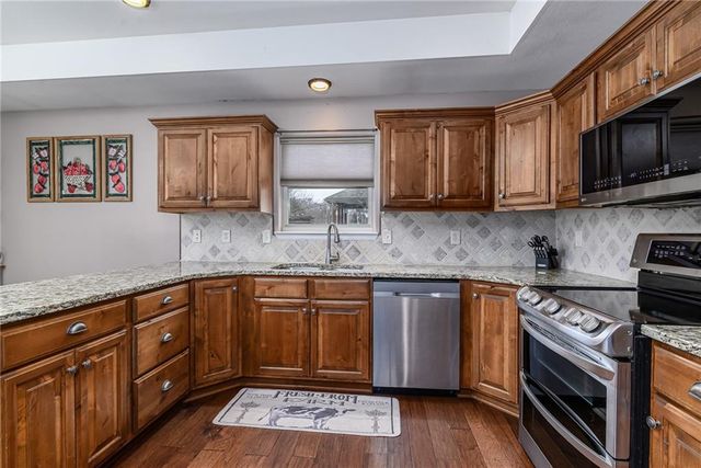 22241 W Sycamore Street, Tonganoxie, KS 66086