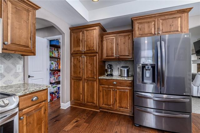 22241 W Sycamore Street, Tonganoxie, KS 66086