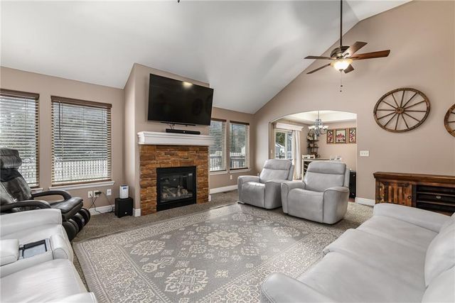 22241 W Sycamore Street, Tonganoxie, KS 66086