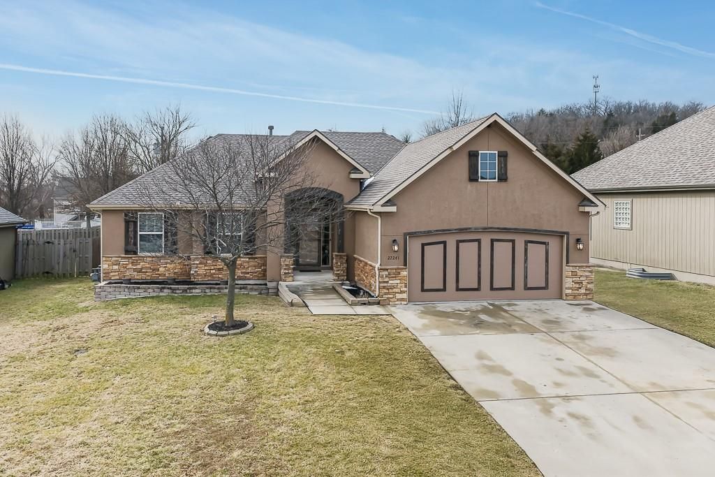 22241 W Sycamore Street, Tonganoxie, KS 66086