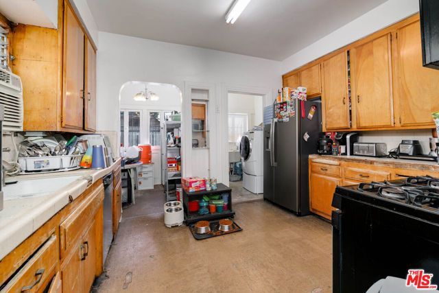 2136 S Victoria Avenue, Los Angeles, CA 90016