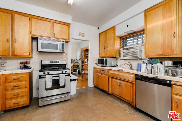 2136 S Victoria Avenue, Los Angeles, CA 90016