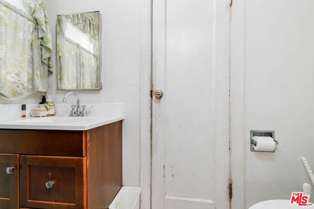 2136 S Victoria Avenue, Los Angeles, CA 90016