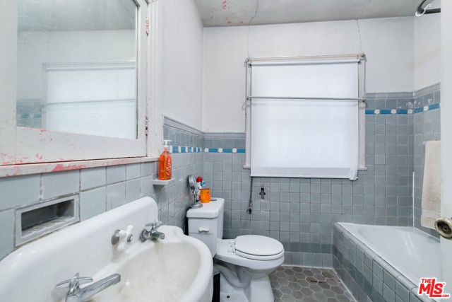 2136 S Victoria Avenue, Los Angeles, CA 90016