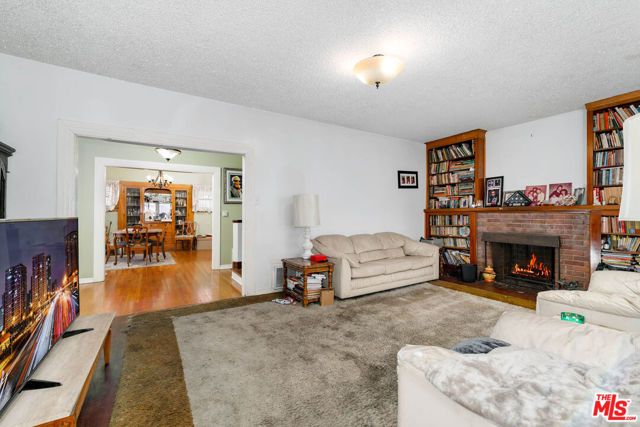 2136 S Victoria Avenue, Los Angeles, CA 90016