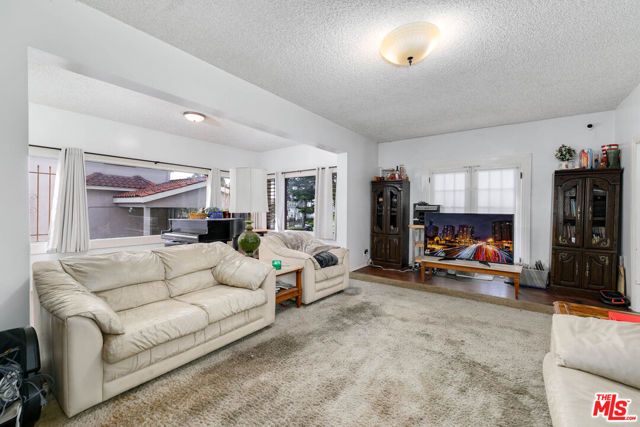 2136 S Victoria Avenue, Los Angeles, CA 90016