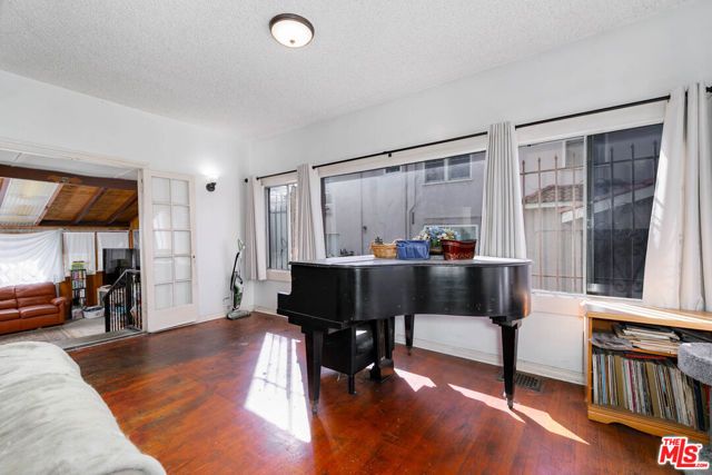 2136 S Victoria Avenue, Los Angeles, CA 90016