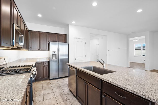 1427 E Blue Granite Drive, Green Valley, AZ 85614