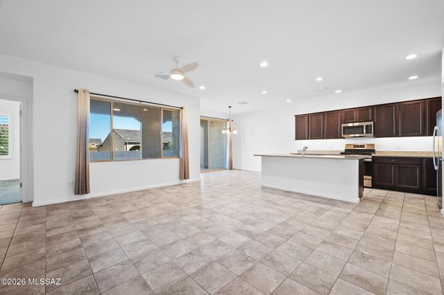 1427 E Blue Granite Drive, Green Valley, AZ 85614