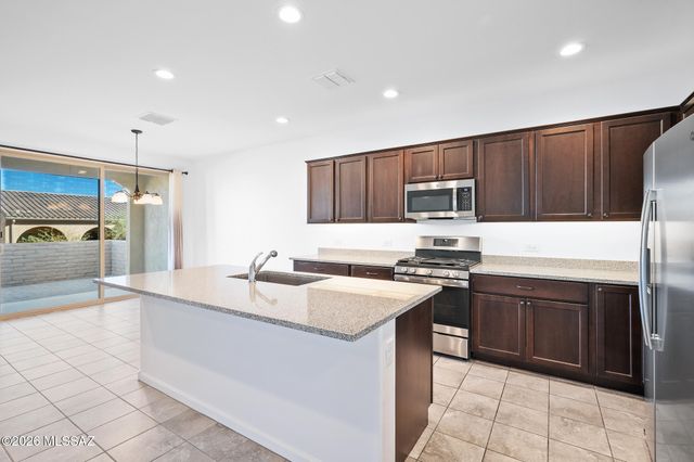 1427 E Blue Granite Drive, Green Valley, AZ 85614