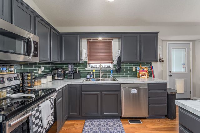 5122 N Peregrine Ct, Wichita, KS 67219