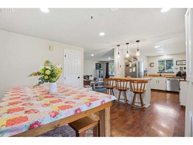 832 E 7TH St, Molalla, OR 97038