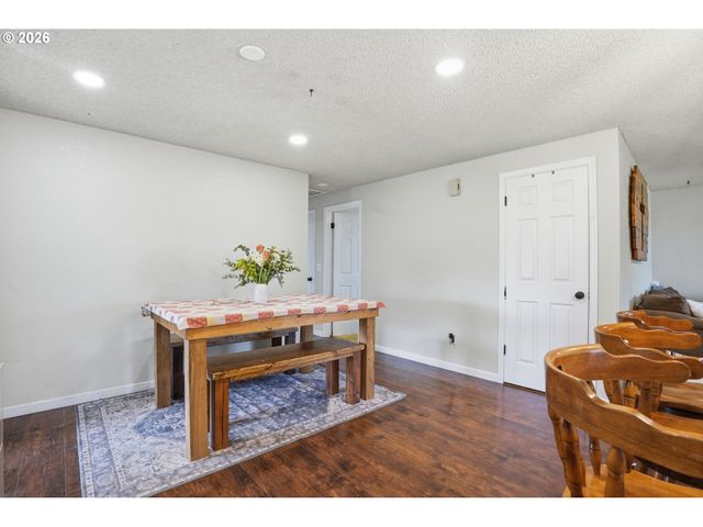 832 E 7TH St, Molalla, OR 97038