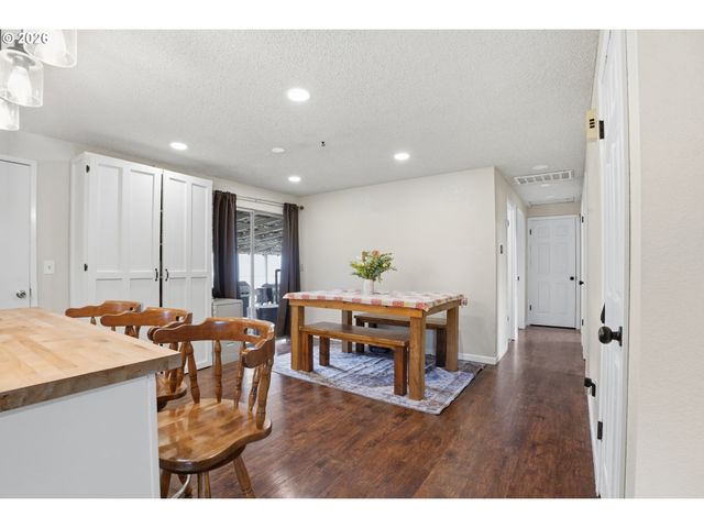 832 E 7TH St, Molalla, OR 97038