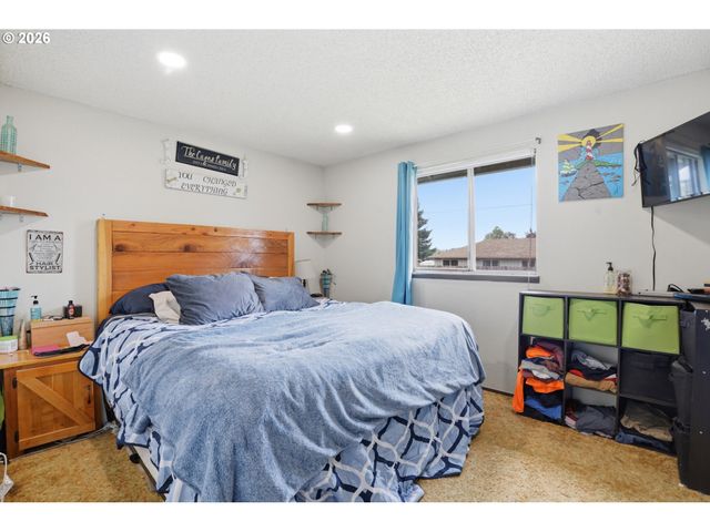 832 E 7TH St, Molalla, OR 97038